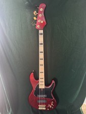 Guitare basse en érable