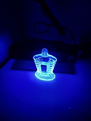 Fascinant car fluorescent - fluorescent,