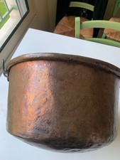 Ancien chaudron en cuivre ciselé sur toute sa surface