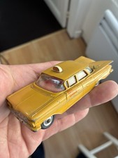 1:43 Corgi toys (#221) Chevrolet impala Taxi jaune (yellow)