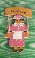 Plaque de porte chambre enfant  bois Poupée sur balançoire « Manon » peinte main