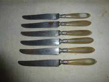 SIX ANCIENS COUTEAUX DE TABLE LAME ACIER MANCHE CORNE