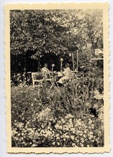 Portrait couple homme femme table jardin - 2 photo ancienne an. 1940