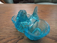 SALIERE ART DECO, POULE AUX AILES ECARTEES EN VERRE BLEU