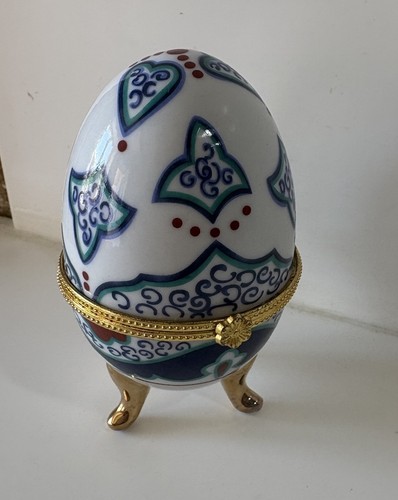 Oeuf porcelaine sur pieds - oeuf,