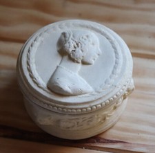 ancienne boite  en platre sculpté ,tete de lion , poudre de riz , 
