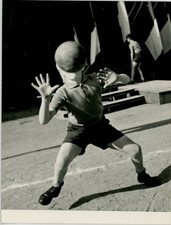 L'enfant au ballon Vintage silver print Tirage argentique  18x24  Cir