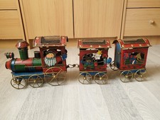 PETIT TRAIN DE NOEL EN TOLE 1 LOCOMOTIVE 2 WAGONS SANS MARQUE ARTISANAL