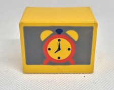 MEUBLE JAUNE AVEC HORLOGE