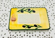 Gratte-ail céramique rectangulaire jaune motif ail et olives 14x8,5x1,5 cm env
