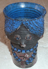 vase africaniste figurant une