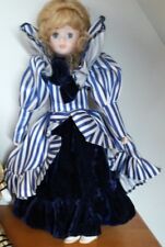 BELLE POUPEE VINTAGE AVEC LA TETE ET LES MAINS EN PORCELAINE SUR SON SUPPORT