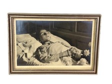 ANCIEN CADRE PHOTO EN BOIS SOUS VERRE POST MORTEN ENFANT SUR SON LIT DE MORT