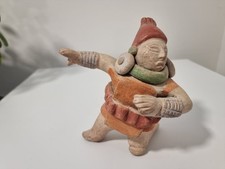 statue personnage Maya terre