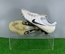 Crampons de football blancs