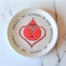 Longwy. Recollets. Cendrier vide poche en faïence don du sang, XXe