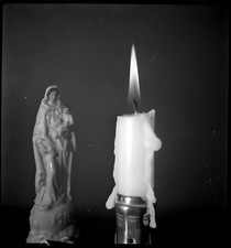 Nature morte Statuette Vierge Marie Bougie  -  Ancien négatif photo an. 1940