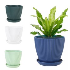 Pots de fleurs en plastique