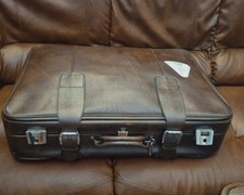 Ancienne Valise En Cuir Ou Similaire Couleur Marron Chocolat