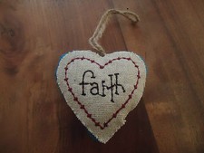 DECORATION EN TISSU A SUSPENDRE - COEUR inscription FAITH
