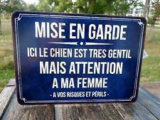 Plaque métal Ici Le chien est très gentil mais attention a ma femme ,idée cadeau