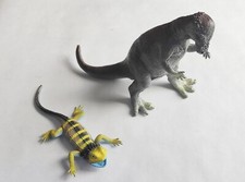 Deux Jouets Dinosaures