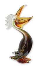 Une figurine en verre de style