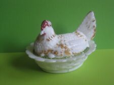 Ancienne poule dans son nid en