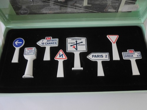 Boite panneaux de - de, 8