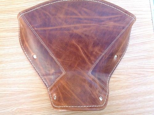 Dessus selle neuf en cuir - de,