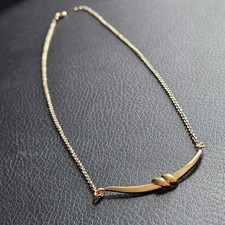 Collier pendentif intégré en forme de lunule marquée de 2 bandes plaqué or...