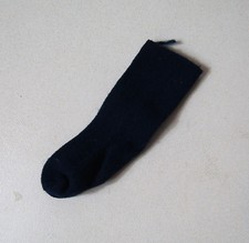 Vêtement pour poupée Cathie de Bella une chaussette bleu marine