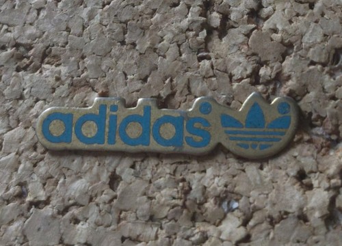Pin adidas marque outfit - pin's,