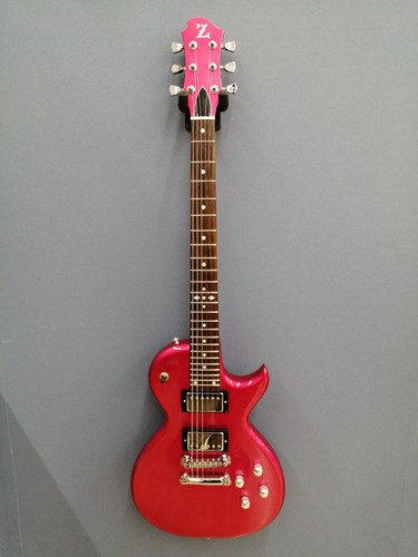 Guitare électrique rose