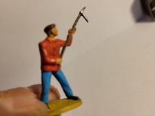 Figurine Agriculteur Paysan Avec Une Fau Starlux 1/43