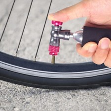 Gonfleur de pneu de vélo CO2 pour valves Presta et Schrader pour VTT