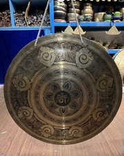 Gong tibétain sculpté - om,