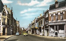 (62) BAPAUME Rue de Peronne, garage, pompe essence azur mobiloil, voiture, cafe