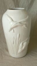 VASE EN PORCELAINE EPAISSE BLANCHE DECOR EN RELIEF ENVOL DE CANARD**