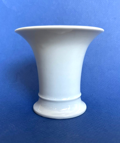 Petit vase cornet - , porcelaine