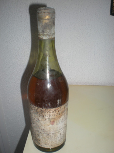 Tres vieille boureille - vieille, vin