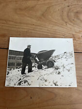 photo ancienne de presse N926 une brouette a moteur