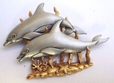 Grande broche bijou  fond couleur or deux beaux dauphins couleur argent relief 8