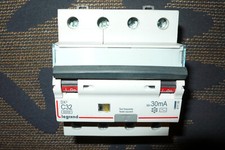 DISJONCTEUR DIFFERENTIEL TETRA 32A 30mA TYPE AC. 411189 LEGRAND 32AMPERES 4POLES