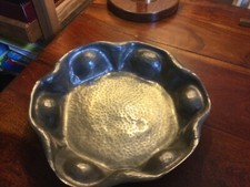 art deco grande coupe en étain martelé signé Chanal