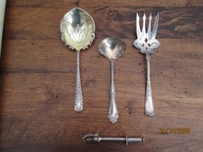 3 grands couverts en métal argenté Anglais et 1 pince à sucre Christofle