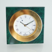 Réveil Carré Nepro vert avec effets lunette dorée N445.054 - fabrication suisse