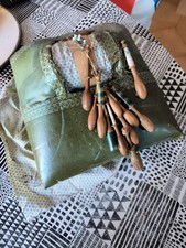 ANCIEN CARREAU DE DENTELLIERE AVEC SES FUSEAUX 