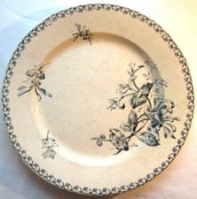 Plat rond plat Art Nouveau Terre de Fer GIEN, modèle gris-bleu, Le Chèvrefeuille