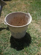 Ancien seau en zinc percé